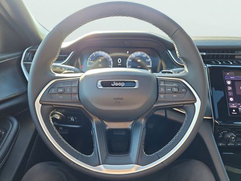 Used 2025 Jeep Grand Cherokee Laredo X image 28