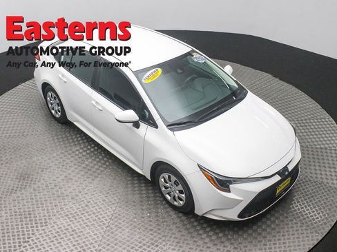 Used 2022 Toyota Corolla LE image 3