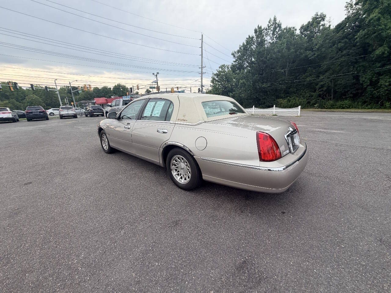 Used 1999 Lincoln Town Car Signature RWD image 38