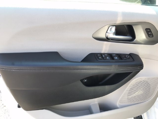 Used 2024 Chrysler Pacifica Limited FWD image 17