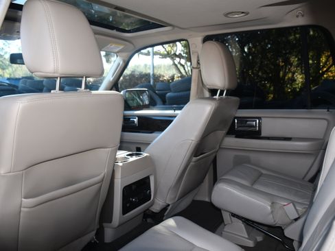 Used 2017 Lincoln Navigator Select image 16