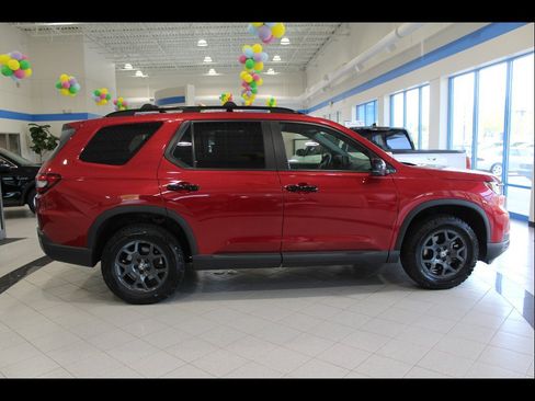 Certified 2025 Honda Pilot TrailSport image 4