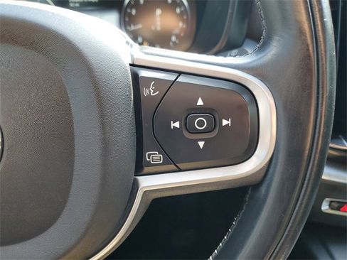 Used 2020 Volvo XC60 T5 Momentum image 30