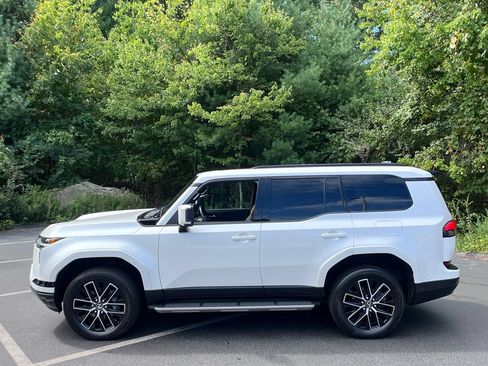 Used 2024 Lexus GX 550 w/ Accessory Package (2T) AWD/4WD image 2
