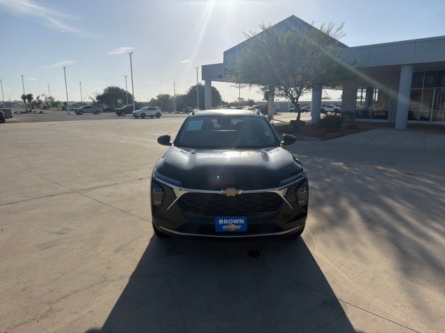 Used 2025 Chevrolet Trax LT FWD image 2