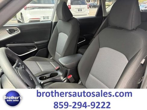 Used 2025 Kia Soul LX w/ LX Technology Package FWD image 15
