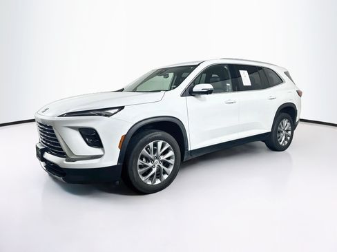 Used 2025 Buick Enclave Preferred FWD image 3