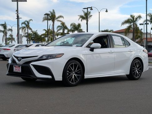 Used 2024 Toyota Camry SE image 11