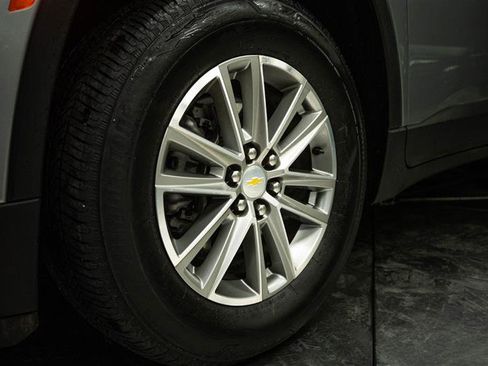 Used 2023 Chevrolet Traverse LT image 3