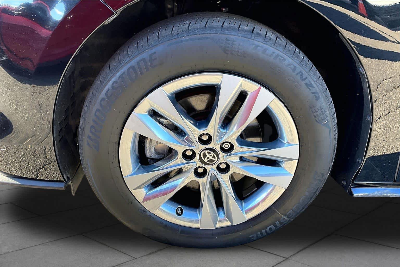 Used 2024 Toyota Sienna Limited AWD/4WD image 11