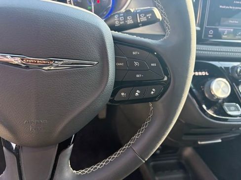 Certified 2023 Chrysler Pacifica Touring image 17