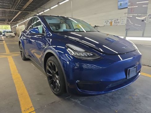 Used 2022 Tesla Model Y Long Range AWD/4WD image 3