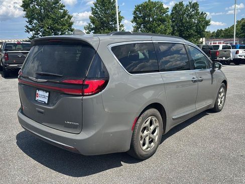 Used 2022 Chrysler Pacifica Limited FWD image 4