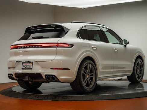 Certified 2025 Porsche Cayenne image 10