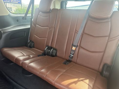 Used 2019 Cadillac Escalade ESV Luxury image 16