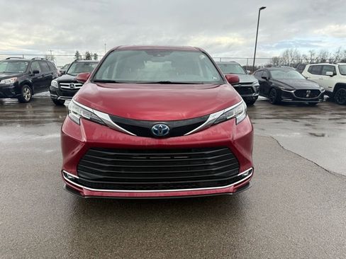 Used 2022 Toyota Sienna XLE image 3