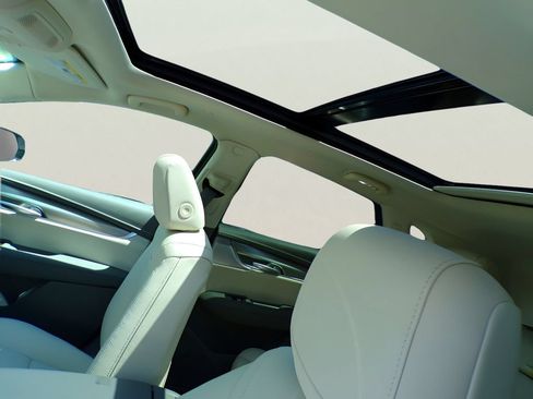 New 2026 Cadillac XT5 Premium Luxury w/ LPO, Floor Liner Package AWD/4WD image 7