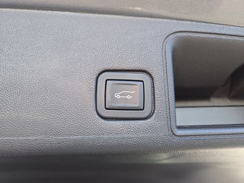 Used 2024 GMC Terrain SLE w/ Driver Convenience Package FWD image 16