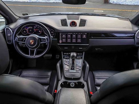 Used 2021 Porsche Cayenne S image 21
