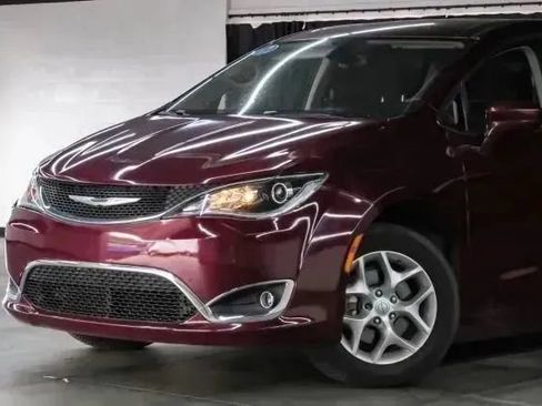 Used 2018 Chrysler Pacifica Touring Plus w/ Tire & Wheel Group FWD image 5