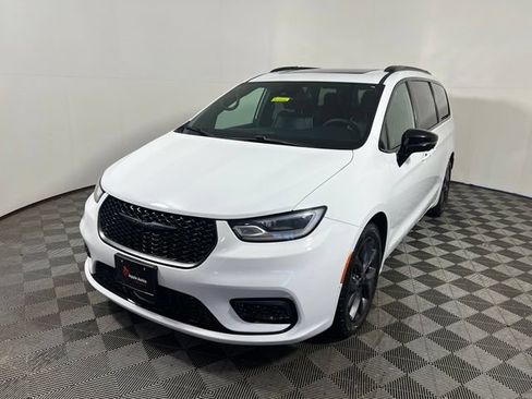 Certified 2023 Chrysler Pacifica Limited w/ Uconnect Theater Family Group FWD image 3