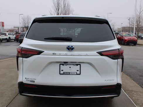 Used 2025 Toyota Sienna Platinum image 8