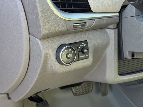 Used 2014 Chevrolet Traverse LT image 18