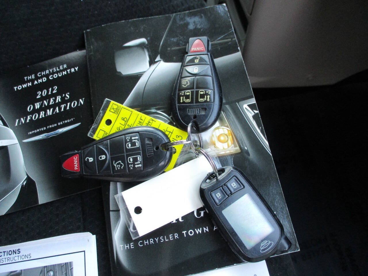 Used 2012 Chrysler Town & Country Touring FWD image 35