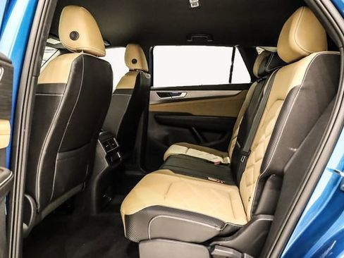 Used 2024 Volkswagen Atlas Cross Sport SE image 28