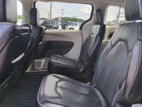 Used 2018 Chrysler Pacifica Limited w/ Advanced Safetytec Group FWD image 14