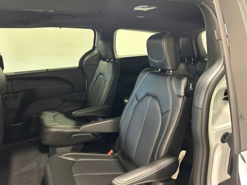 New 2027 Chrysler Pacifica Select FWD image 32