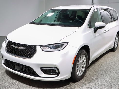 Used 2023 Chrysler Pacifica Touring-L image 32