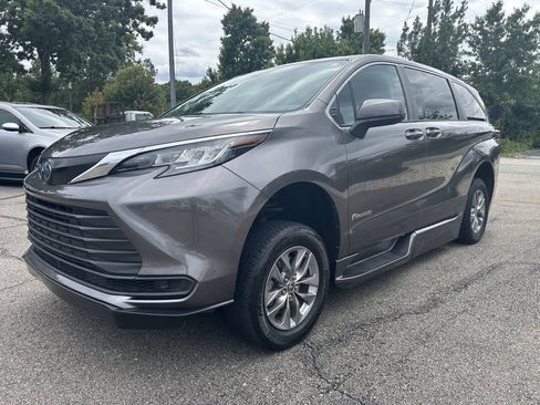 Used 2022 Toyota Sienna LE FWD image 14