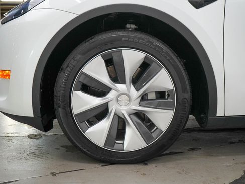 Used 2023 Tesla Model Y Long Range AWD/4WD image 30
