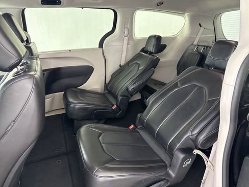 Used 2023 Chrysler Pacifica Touring-L FWD image 26