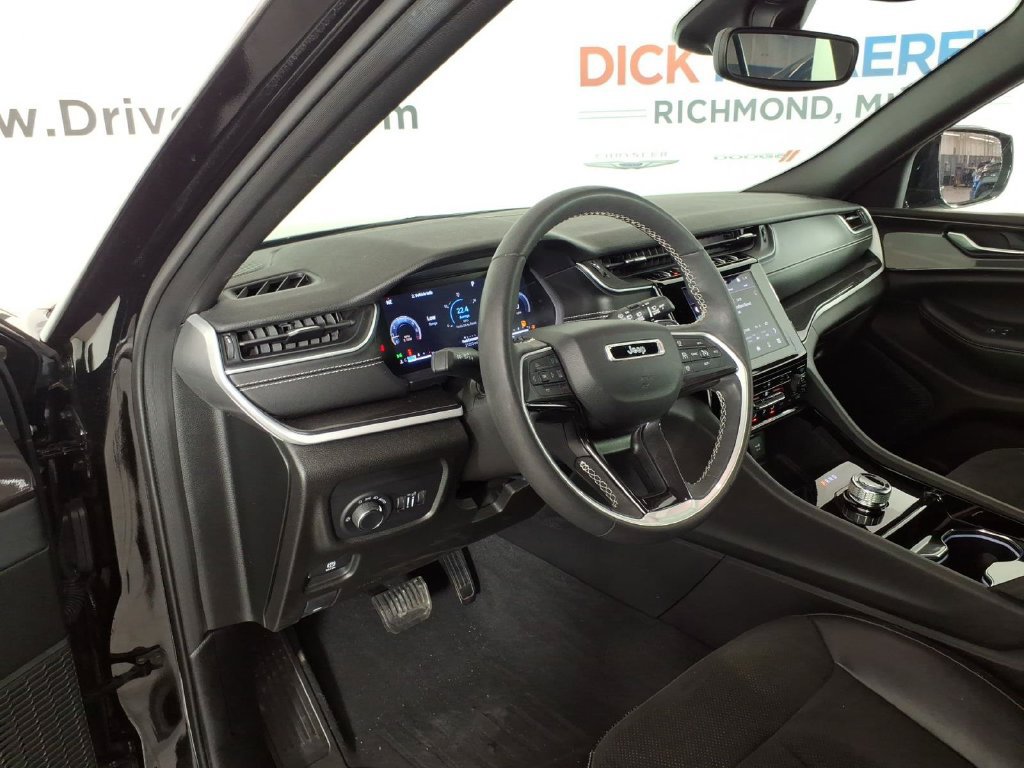 Used 2023 Jeep Grand Cherokee Altitude AWD/4WD image 12