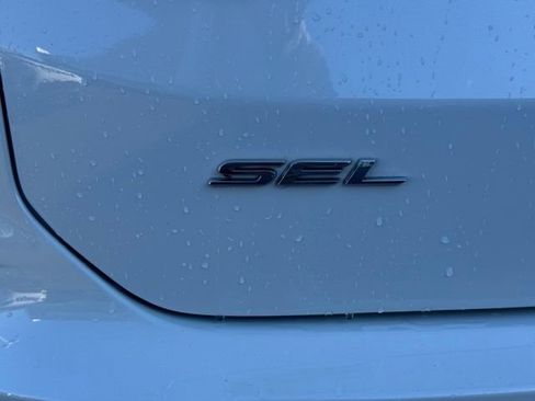 Used 2022 Ford Edge SEL w/ Convenience Package image 7