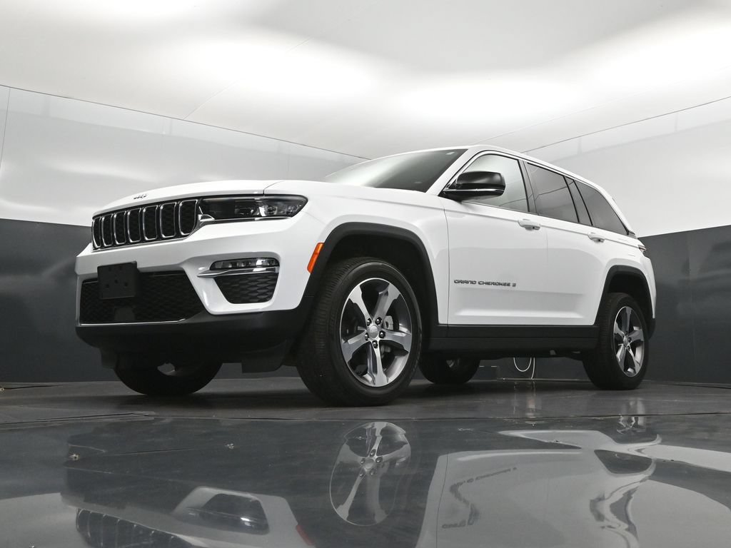 Used 2025 Jeep Grand Cherokee Limited RWD image 38