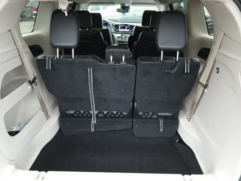 Used 2023 Chrysler Pacifica Touring-L image 10