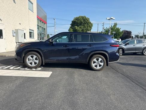 Used 2021 Toyota Highlander LE AWD/4WD image 2