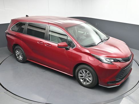 Used 2021 Toyota Sienna LE image 33
