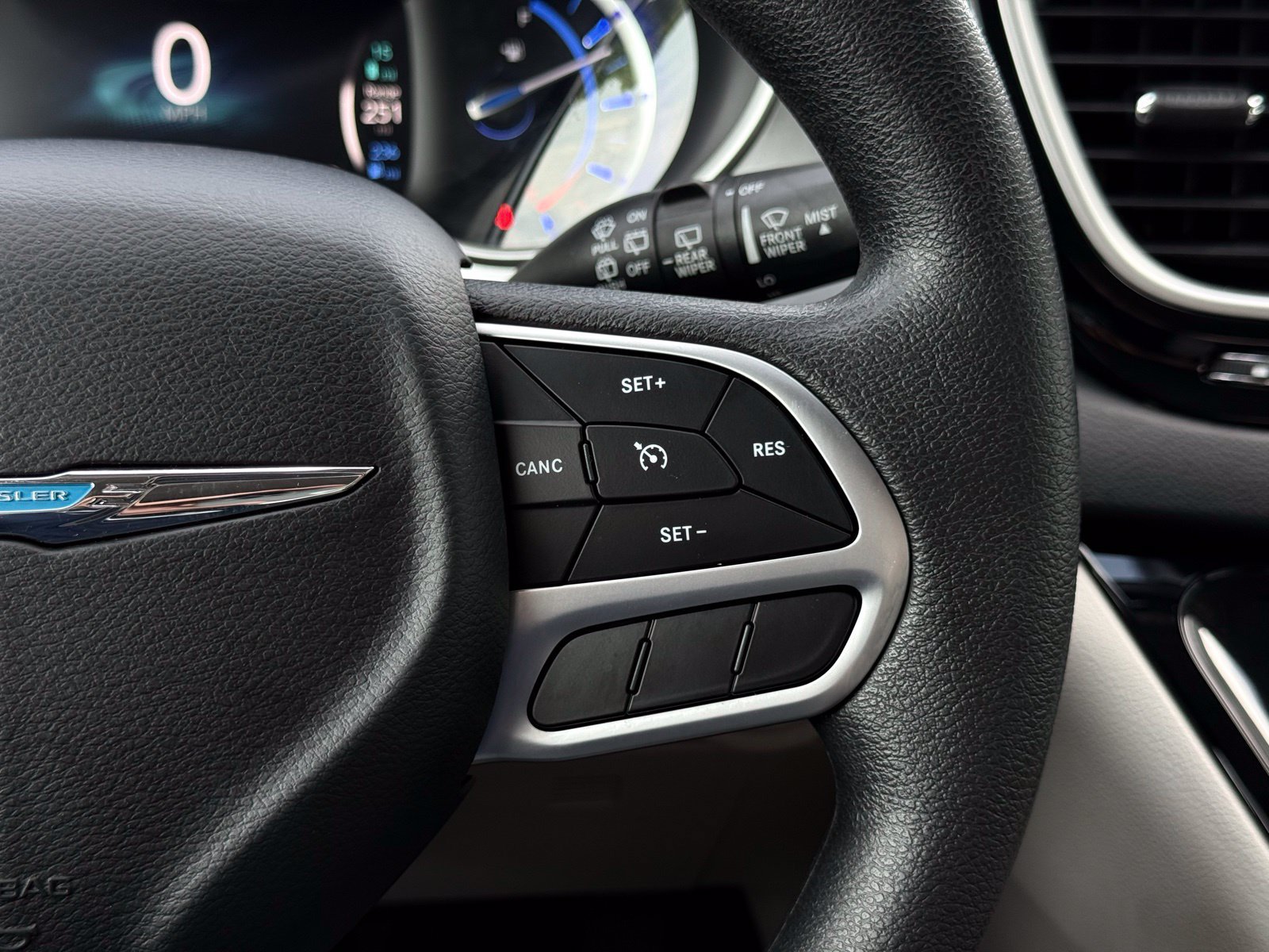 Used 2018 Chrysler Pacifica Touring Plus FWD image 32