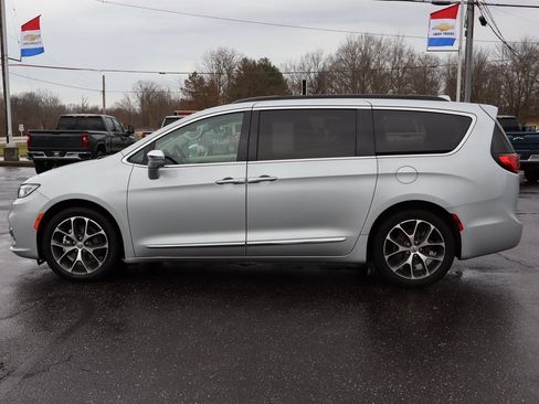 Used 2022 Chrysler Pacifica Limited image 39