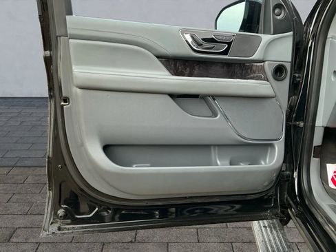 Used 2018 Lincoln Navigator Select w/ Technology Package image 8