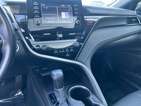 Used 2023 Toyota Camry SE w/ Cold Weather Package FWD image 17