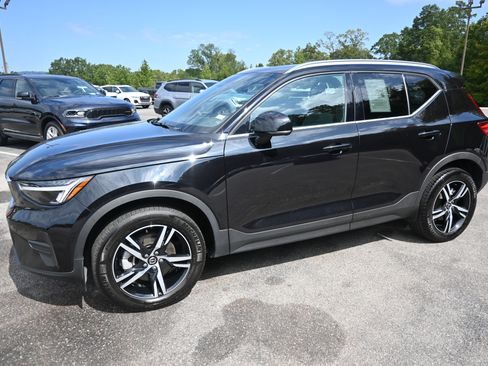 Used 2025 Volvo XC40 B5 Core image 5