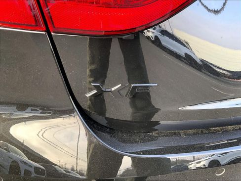 Used 2022 Jaguar XF SE image 10