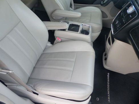 Used 2012 Chrysler Town & Country Touring-L w/ Driver Convenience Group FWD image 19
