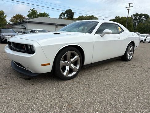 Used 2014 Dodge Challenger R/T image 1