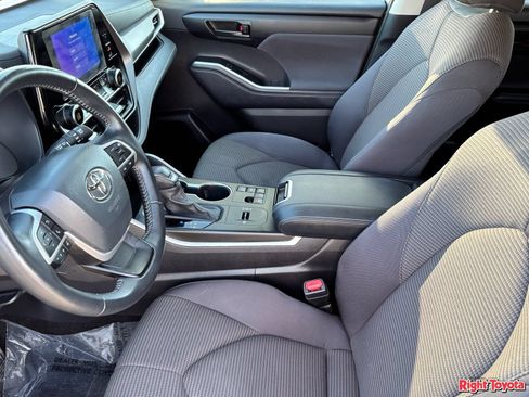 Certified 2025 Toyota Highlander LE FWD image 21